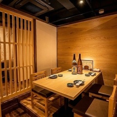 【4名様用のテーブル席】平塚での気軽なサク飲みや、ご友人同士での夕食に最適な開放感のあるテーブル席です。清潔感のある落ち着いた雰囲気の中で、自慢の焼き鳥や海鮮料理をカジュアルにお楽しみいただけます。お仕事帰りの一杯から週末の賑やかな飲み会まで様々なシーンに柔軟に対応。明るい接客でおもてなし致します。