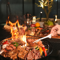 炎が踊る！夜を照らすランタンと極上肉の本格グリル
