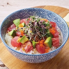 マグロとアボカドのポキ丼