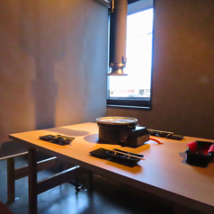 落ち着いた半個室テーブル席で、周りを気にせずゆったり焼肉タイム。プライベート感と開放感が調和した快適空間で、上質な肉を心ゆくまでご堪能ください。