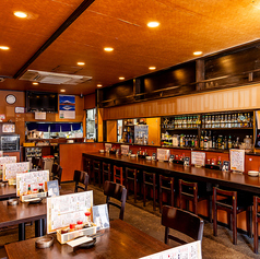 広々とした店内にあるテーブル席は、お一人様はもちろんのこと、カップル、ご友人との飲み会、そして大人数の宴会まで、様々なシーンでご利用いただけます。