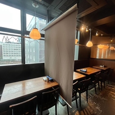 横浜駅から徒歩4分なので終電を気にせず飲める好立地です。同僚との飲み会やショッピング帰りなどにも！大衆感溢れるお席はいつもよりお話にも華が咲くはず◎