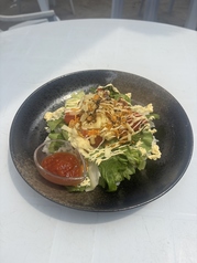 【彩り豊か】老若男女問わず大人気♪新鮮野菜とチーズがたっぷりのタコライスは海辺のお食事に最適◎の写真