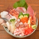 １２種以上のネタがのった寿司屋の贅沢な海鮮丼