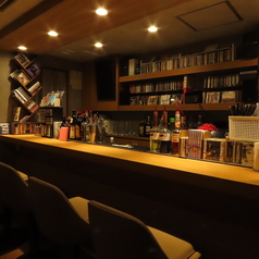 足掛け付きのカウンターチェアで、お酒と空間をゆったりとお楽しみいただけます。