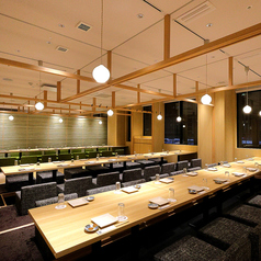【完全個室を多数完備】2~62名様まで対応可能な落ち着いた雰囲気の完全個室を完備。静かでくつろげる掘りごたつの完全個室など、上質な個室が多数ございます。仲間内の飲み会や会社宴会、ご接待などシーンに合わせてお部屋をご用意いたします。ご希望のお部屋がありましたらご予約時にお伝えください。