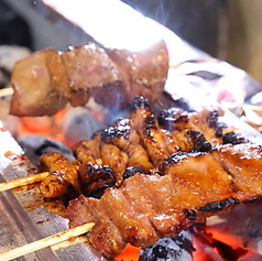 【炭火焼き】香ばしさがたまらない！ジューシーな肉の旨味が溢れるやきとん串の写真