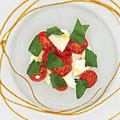 トマトとモッツァレラチーズのカプレーゼ　燻製の香り