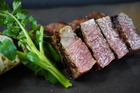 肉の旨みを閉じ込める【溶岩焼き】だから旨い。