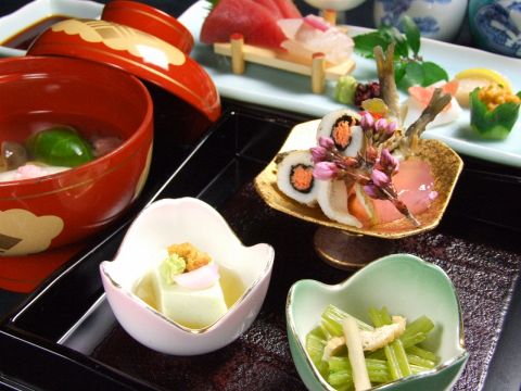 厳しい修業を積んだ板前が調理する、繊細かつ豊穣な至高の日本料理の数々・・