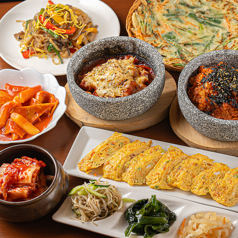 オンマが心を込めてお届けする本格韓国料理の数々を落ち着いた空間でお愉しみください