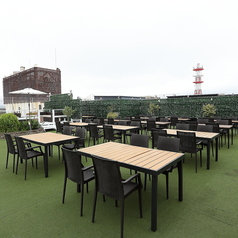 テーブル席はゆったりとしたスペースを確保し、快適にお過ごしいただける設計です。屋外の開放感を感じながら、気軽にBBQを楽しめるのが魅力◎友人同士の集まりや会社の飲み会、ご家族のレジャーなど、多彩なシーンで活躍します。心地よい空間で思い出に残る時間をお過ごしください！