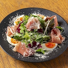 生ハムと蘭王卵のシーザーサラダ ~自家製シーザードレッシング~