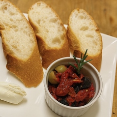 セミドライトマトとオリーブのマリネ(クリームチーズ添)