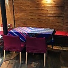 当店の階段下に最大6名様迄着席可能なプライベート空間をご用意しております。ネットでご予約の際、こちらのお席をご希望の場合は備考欄にご記載いただきご予約いただきますようお願いいたします。※混雑状況によってご希望に添えられない場合もございますので、あらかじめご了承くださいませ。