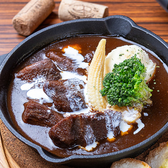 牛タンの赤ワイン煮込み