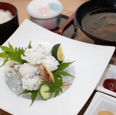 湯引きや天ぷらで季節を感じるハモ定食もご用意してますの写真