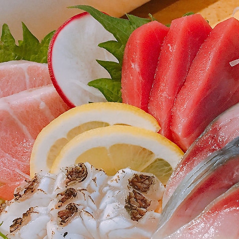 自慢の鮮魚は市場直送、四季折々の肴をご堪能頂けます。日本酒も多数ございます。