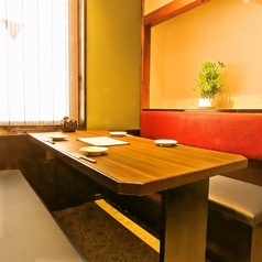 個室は2名様～ご用意！周りに気兼ねなくお寛ぎ頂けるよう少人数様からご利用いただける個室や、団体様でのご宴会におすすめなお席など、お客様にとって最適なお席をご用意しております。居酒屋で宴会をするなら当店で決まり！