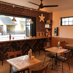 外の雰囲気を眺めながら食べられるカウンター席！！