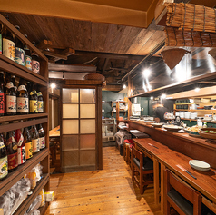 【店内貸切／23～45名様】掘りごたつ席、テーブル個室など店内すべて貸切。23名様～45名様で承っておりますので、大人数での会社宴会や、打ち上げ・キックオフ、同窓会、地域のお集まりなど、様々なシーンでご利用いただけます。ご予算やレイアウト等、詳しくは店舗までお気軽にお問い合わせください。