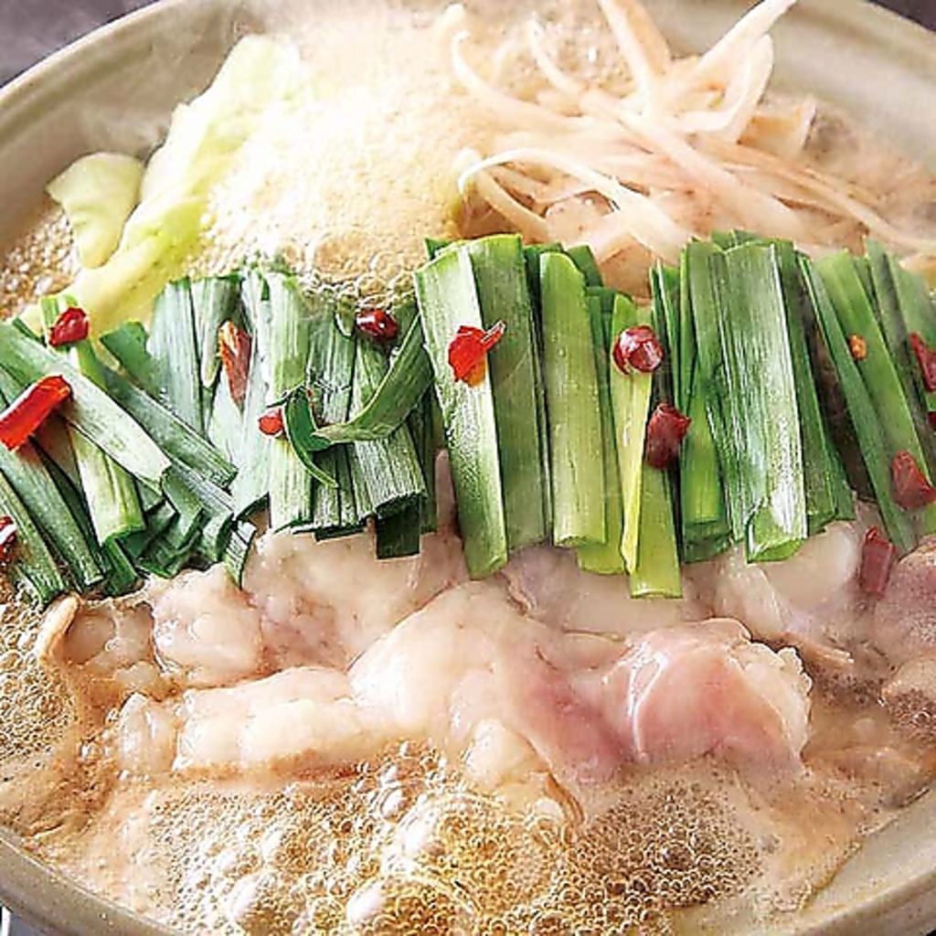 博多名物のもつ鍋は当店でもお召し上がり頂けます！スープのお味はお好みに応じて4種類から選べます