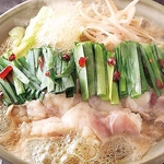 博多名物のもつ鍋は当店でもお召し上がり頂けます！スープのお味はお好みに応じて4種類から選べます