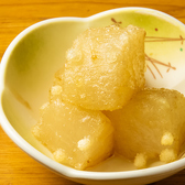 お酒をより一層美味しくする、相性抜群の絶品おつまみを豊富にご用意しております！定番の居酒屋メニューから、ちょっと珍しい逸品まで、幅広いラインナップを取り揃えています。もう一杯飲みたくなっちゃうような、やみつきになるおつまみがきっと見つかります。ぜひご来店ください♪