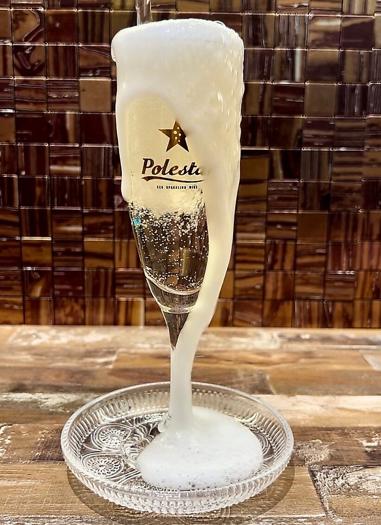 トンガリ名物こぼれるスパークリングワインをテルッツオでも！