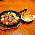 料理メニュー写真&nbsp;自然薯と牛タンのアヒージョ