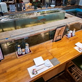少人数でのお食事にはカウンター席がおすすめ。店内のいけすで泳ぐ活魚をその場で捌き、提供までを間近で楽しめるため、鮮度感はもちろん、ライブ感あふれるひとときをご堪能いただけます。
