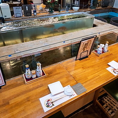 少人数でのお食事にはカウンター席がおすすめ。店内のいけすで泳ぐ活魚をその場で捌き、提供までを間近で楽しめるため、鮮度感はもちろん、ライブ感あふれるひとときをご堪能いただけます。