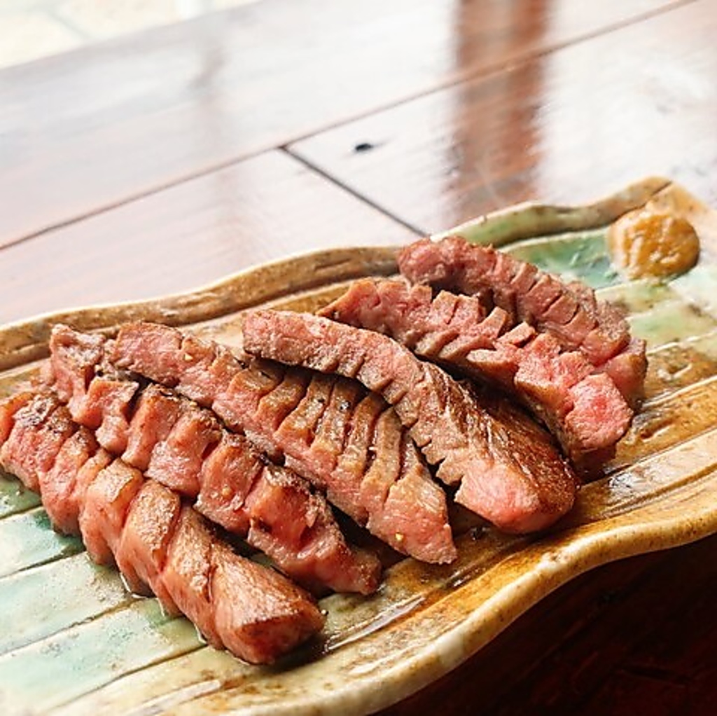 焼肉でも定番の厚切り牛タンを、当店自慢の鉄板で焼き上げごて提供いたします！ぜひお試しください♪