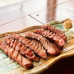 焼肉でも定番の厚切り牛タンを、当店自慢の鉄板で焼き上げごて提供いたします！ぜひお試しください♪
