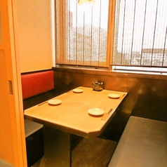 個室は2名様～ご用意！周りに気兼ねなくお寛ぎ頂けるよう少人数様からご利用いただける個室や、団体様でのご宴会におすすめなお席など、お客様にとって最適なお席をご用意しております。居酒屋で宴会をするなら当店で決まり！