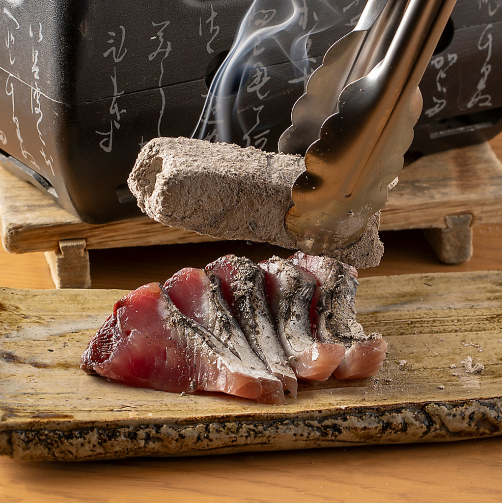 【香りを味わう】熱々の炭火でジュッとひと押し。香ばしい炭の香りが食欲をそそります。