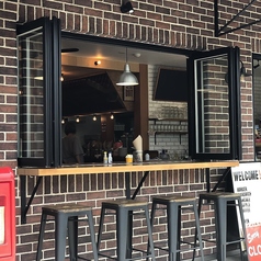 季節によって利用できる外カウンターもオススメ！開放的な空間でアメリカ気分を味わえちゃう♪