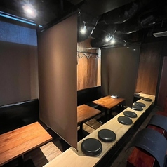 団体様向けのお席あり！足を伸ばして座れる掘りごたつは24名様までご利用可能。落ち着きのある店内でゆったりとご宴会をお愉しみください。