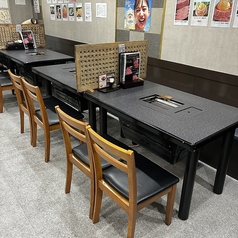 テーブルと掘りごたつのお席があります!!