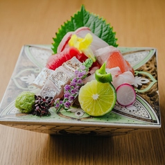 料理長厳選の逸品料理。職人の手さばきを間近で