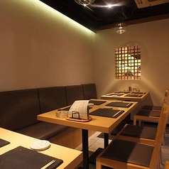 暖簾で区切れるテーブル席もございます。繋げて最大12名まで可能です。