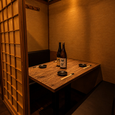 【テーブル個室】周りを気にせず会話や料理を楽しめるゆったりとしたテーブル席!神田での仲間内での飲み会や女子会、カジュアルなご宴会にもぴったりな快適な空間です。キンキンに冷えた極上生ビールや種類豊富な飲み放題付きコースとともに、賑やかで心地よいひとときを心ゆくまでお過ごしください。