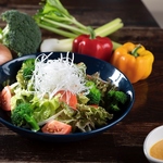 こだわって仕入れた野菜は、静岡名産の「アメーラトマト」や「旬野菜を使ったサラダ」など絶品揃い！