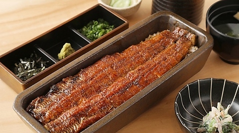 【東京駅B1F】備長炭を使い一本丸ごと焼き上げた一本鰻を平日限定価格で味わう