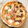 【ハーフ＆ハーフ】マルゲリータ×スイス産エメンタールチーズと牛すじ肉のラグーソースピザ