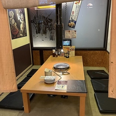 【掘りごたつ式の座敷席(6人×3卓)】 大人数での宴会に最適な6人掛けの掘りごたつ席が3卓！足を崩して座れるので、長時間の利用でも楽チンです！会社の飲み会や親族の集まりにぴったりです◎