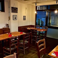 落ち着いた照明が照らし出す店内空間