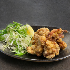 小鉢、漬物、味噌汁、ごはんがついてます