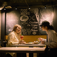 ブルックリン調の落ち着きある内装。広めのお席で2人だけの空間を。ゴタゴタしたお店の多い千住ですが、当店ではしっかりと席間隔を取り、心地良い大人な空間をお楽しみ頂けます。記念日・誕生日には事前予約のサービスプレートクーポンを是非ご利用ください♪