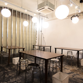 打ちっぱなしの壁と無機質な床が織りなす、本場韓国の屋台さながらの開放感。モダンで無骨なデザインながら、一歩足を踏み入れれば温かな活気に包まれます。肩肘を張らず、本場の味を自由に楽しめる心地よい空間です！